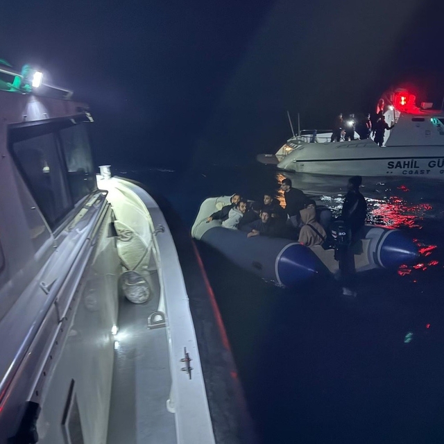 İzmir açıklarında 27 düzensiz göçmen yakalandı, 14 göçmen kurtarıldı