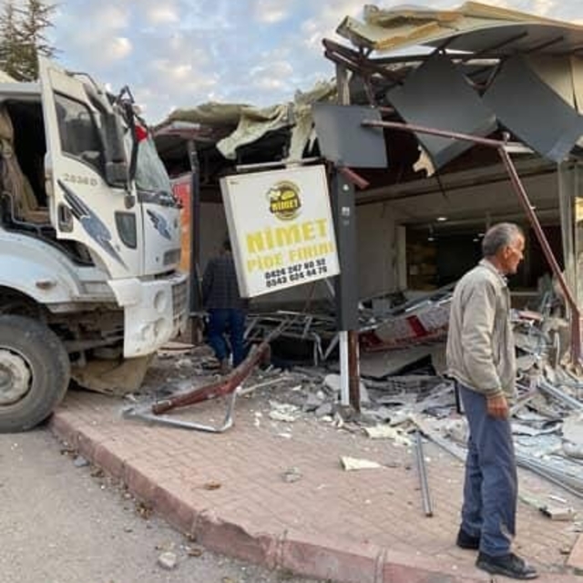 Elazığ'da freni patlayan kamyon fırına daldı