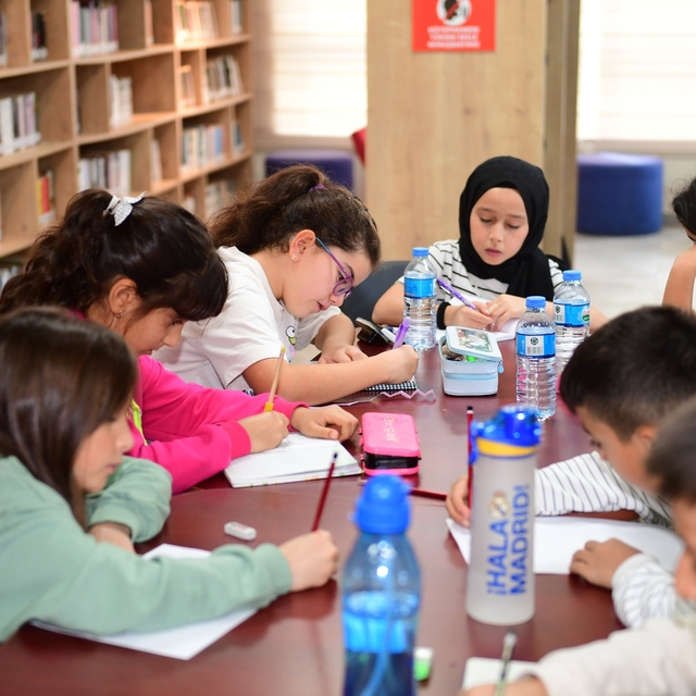 Osmangazi'de çocuklar hayallerini kağıda döküyor