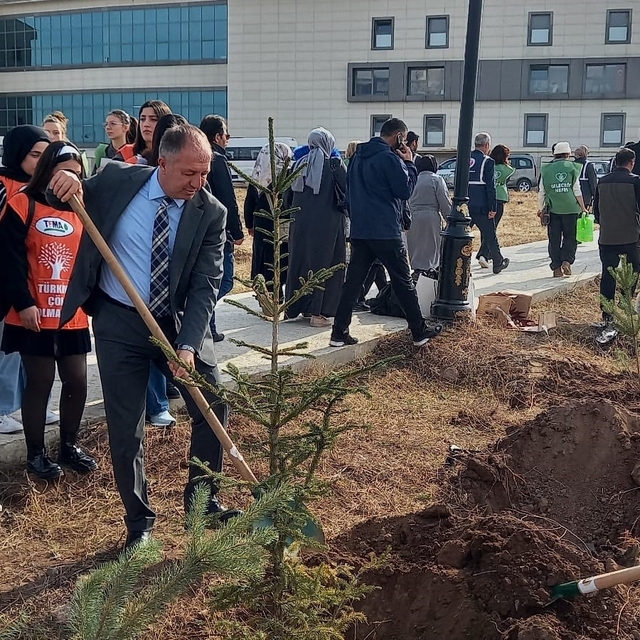 GSİM spor kampüslerine meyve ağacı dikti