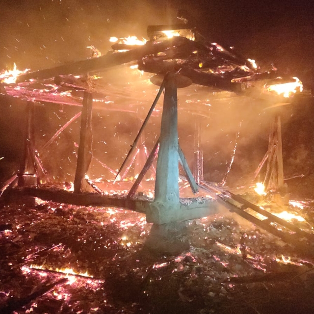 Terme'de ambarda çıkan yangın söndürüldü