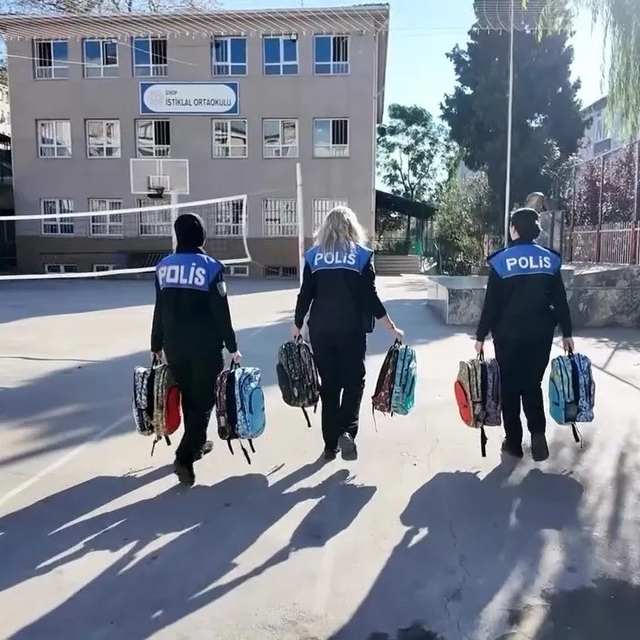 Sinop polisinden öğrencilere eğitim seti desteği