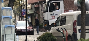 Ters yönden gelen plakasız otomobil ambulansın ilerlemesini engelledi