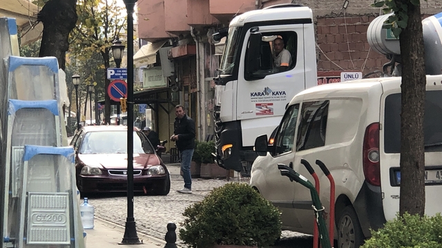 Ters yönden gelen plakasız otomobil ambulansın ilerlemesini engelledi