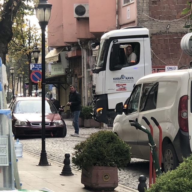 Ters yönden gelen plakasız otomobil ambulansın ilerlemesini engelledi