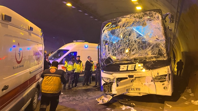 Osmaniye'de yolcu otobüsü ile TIR, tünelde çarpıştı: 5 yaralı