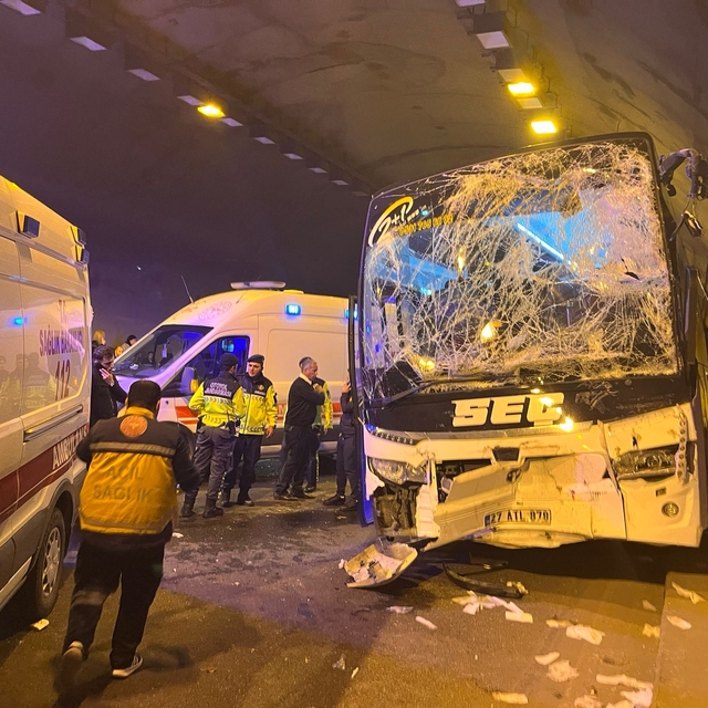 Osmaniye'de yolcu otobüsü ile TIR, tünelde çarpıştı: 5 yaralı