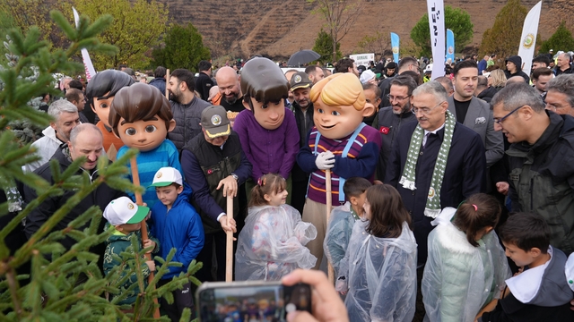 Gürsu tek yürek oldu, binlerce fidanla doldu
Gürsu'da Temmuz ayında çıkan yangında küle dönen Karahıdır ormanlarına binlerce fidan dikildi