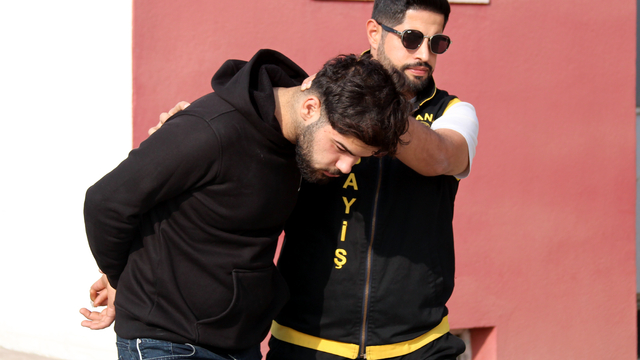 Market işletmecisini kendisini darbettiği için öldürmüş