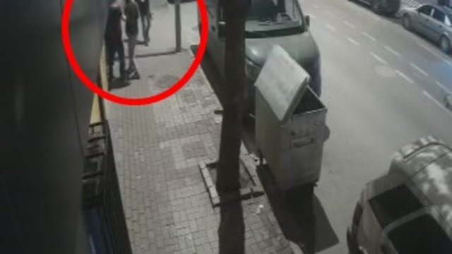 Kaldırımdakilerden kenara çekilmelerini isteyip iş yerine ateş açtı; o anlar kamerada