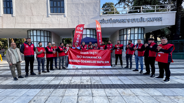 İzmir Büyükşehir Belediyesi işçileri oturma eylemini sürdürüyor