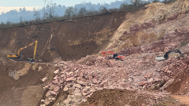 Taş ocağında göçük altında kalan kamyon şoförü yeniden aranıyor