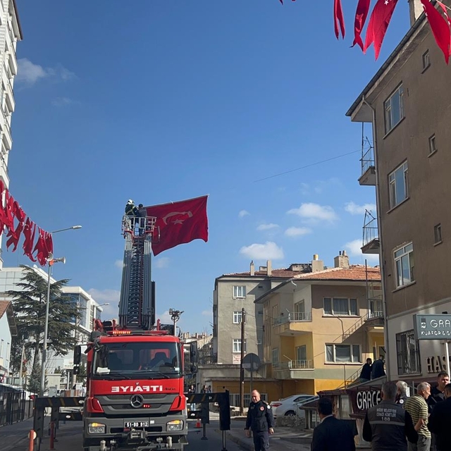Niğdeli şehidin babaevine Türk bayrakları asıldı