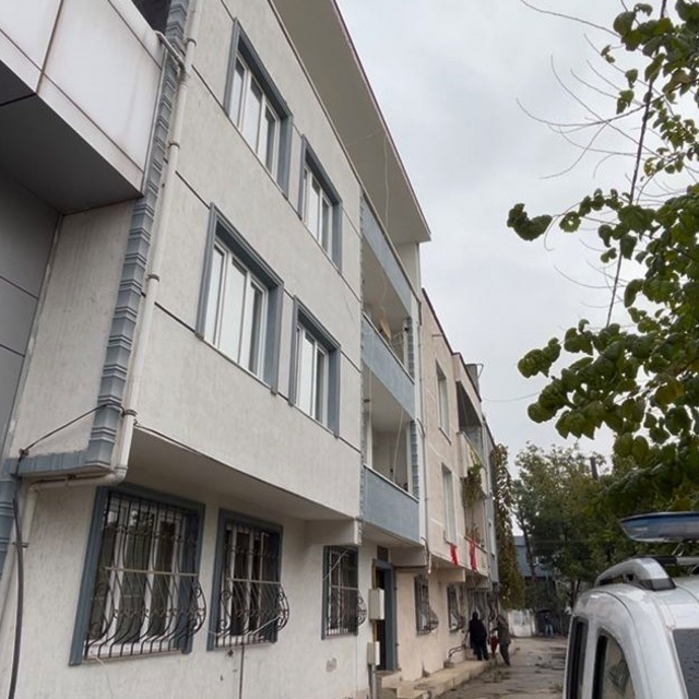 Dengesini kaybedip camdan düşen şahıs ağır yaralandı