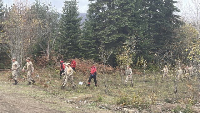 Anne ve oğlunun cesedinin bulunduğu bölgede kayıp çanta ile ayakkabı bulundu, telefona ulaşılamadı