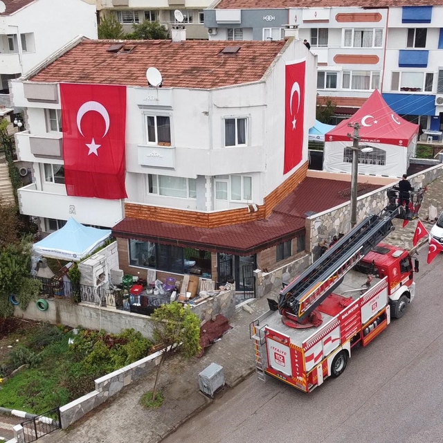 Şehidin evine Türk bayrağı asıldı