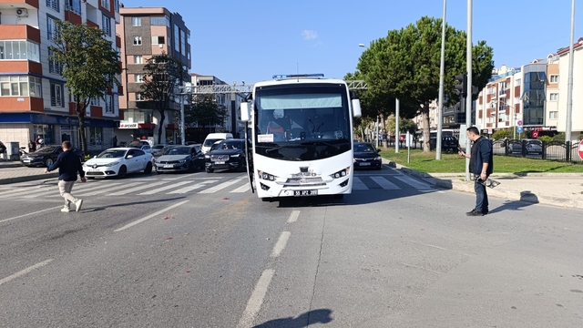 Cezaevi aracı otomobile arkadan çarptı; 2 yaralı