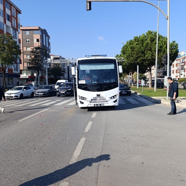 Cezaevi aracı otomobile arkadan çarptı; 2 yaralı