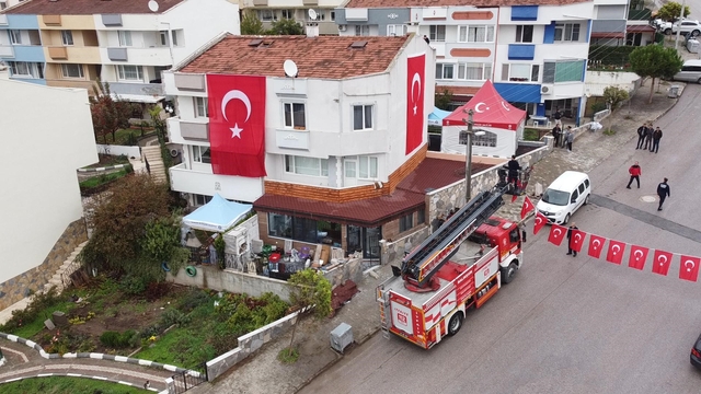 Şehidin evine Türk bayrağı asıldı