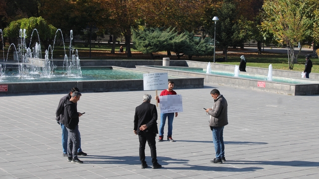 Boşanmak isteyen şahıstan tek kişilik eylem