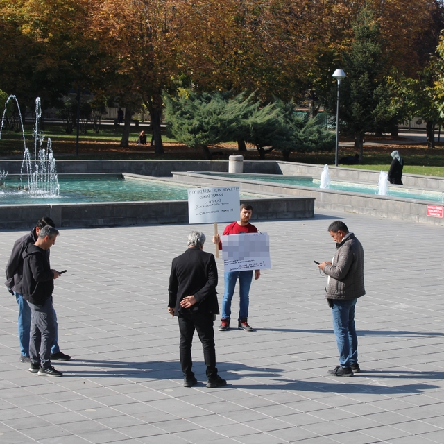 Boşanmak isteyen şahıstan tek kişilik eylem