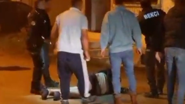 2 katlı ahşap evdeki yangında alevlerin arasından yaralı çıktı