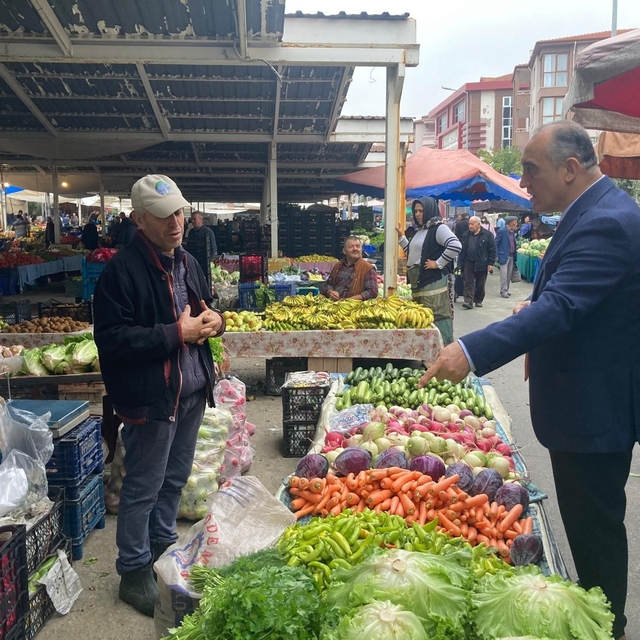 Kaymakam İlhan, pazarda vatandaşlar ve esnafla bir araya geldi