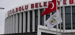 Bolu Belediyesi önündeki Türk bayrakları yarıya indirildi