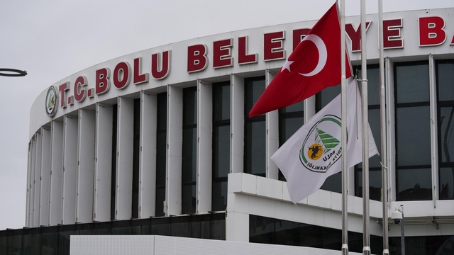 Bolu Belediyesi önündeki Türk bayrakları yarıya indirildi