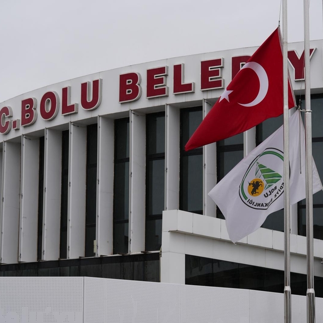 Bolu Belediyesi önündeki Türk bayrakları yarıya indirildi