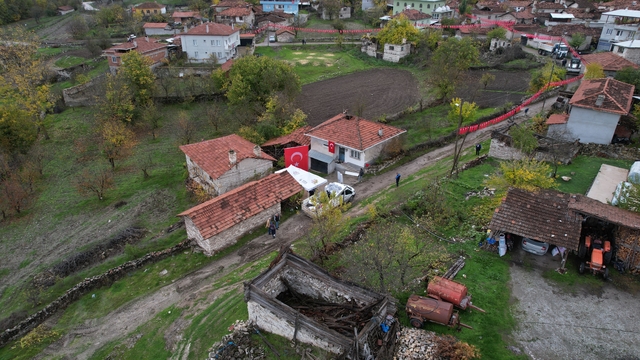 Düşen kargo uçağında kahreden tesadüf, çocukluk arkadaşıyla aynı gün şehit düştü
Şehitliğe uçmadan şehit çocukluk arkadaşını vefat yıldönümünde sosyal medyada böyle anmıştı
"Babasız büyüdü ama vazifesini hep en iyi şekilde yerine getirirdi"