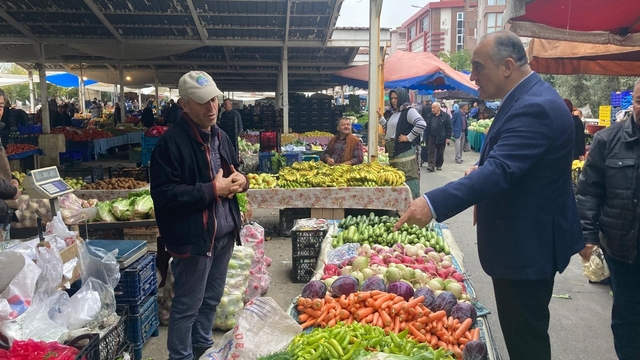Kaymakam İlhan, pazarda vatandaşlar ve esnafla bir araya geldi