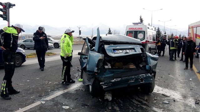 Freni boşalan kamyon zincirleme kazaya neden oldu: 2 yaralı