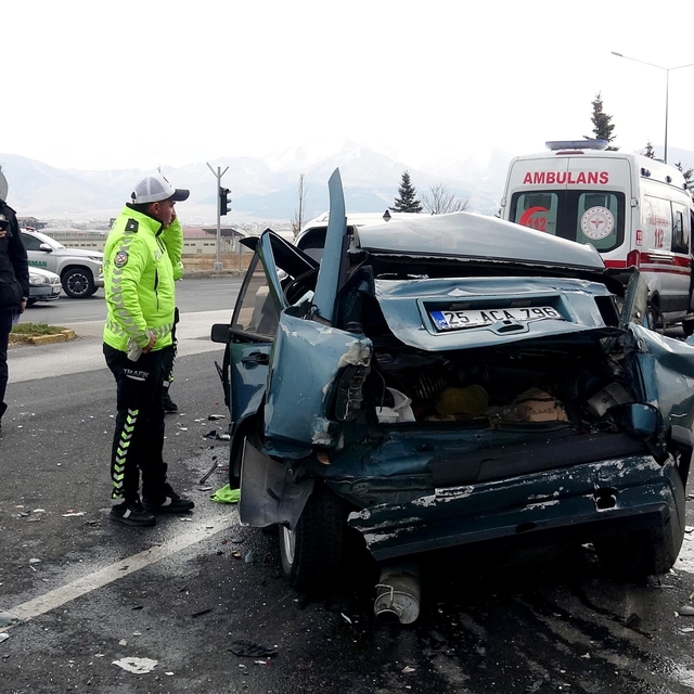 Freni boşalan kamyon zincirleme kazaya neden oldu: 2 yaralı