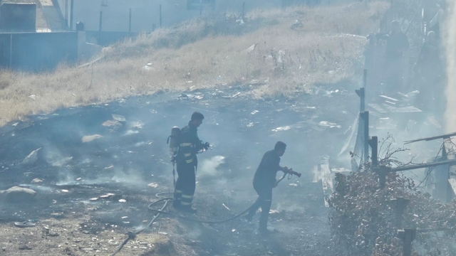 Şırnak'ta boş arazideki odun ve lastikler yandı