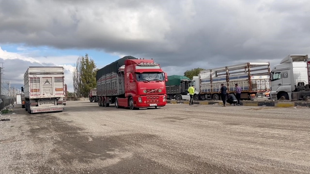 Pancar yüklü tır polis ekiplerinin 'Dur' ihtarına uymadı