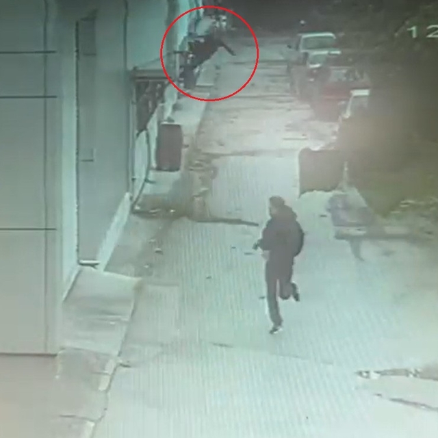 2'nci kattaki evinin balkonundan düşüp ağır yaralandı (2)