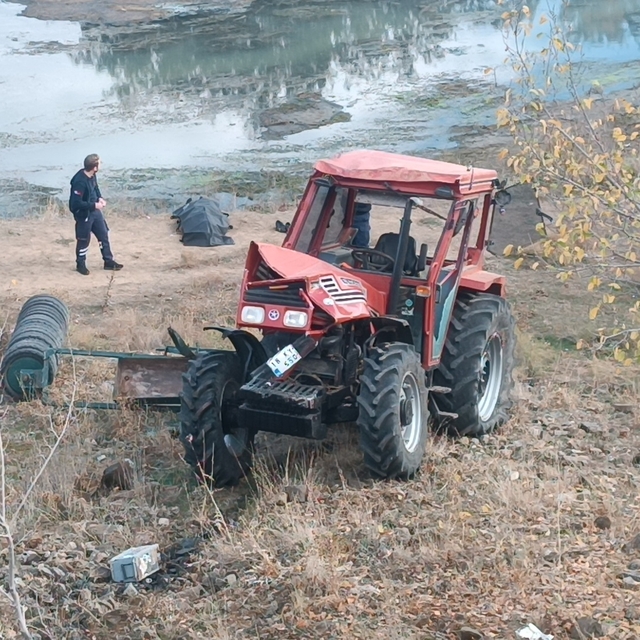Şarampole yuvarlanan traktörün sürücüsü hayatını kaybetti