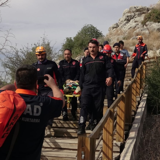 Kaleye çıkarken ayağı kırılan Ezgi, sedyeyle 1 kilometre taşındı