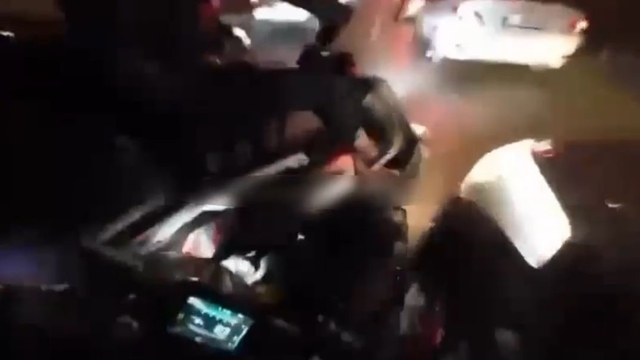 Araçların arasından hızla giden motosikletliye arkasından gelen motosikletli böyle çarptı
Kaza anı kameraya yansıdı