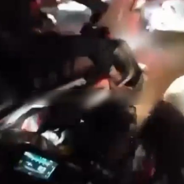 Araçların arasından hızla giden motosikletliye arkasından gelen motosikletl...