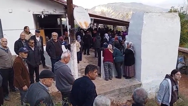 İstanbul'da otel odasında öldürülen Melisa, memleketi Tokat'ta toprağa verildi