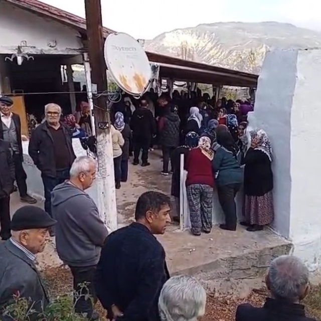İstanbul'da otel odasında öldürülen Melisa, memleketi Tokat'ta toprağa veri...