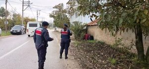 Yol kenarına bırakılan valizler ile çantadan kıyafet ve ev eşyası çıktı