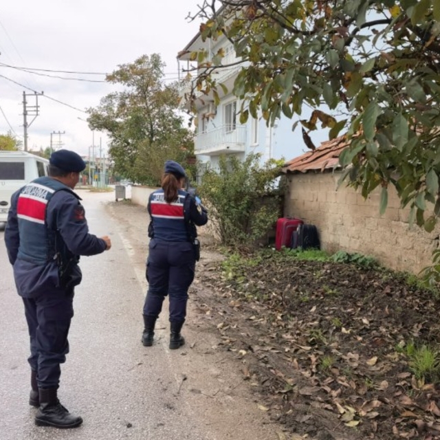 Yol kenarına bırakılan valizler ile çantadan kıyafet ve ev eşyası çıktı