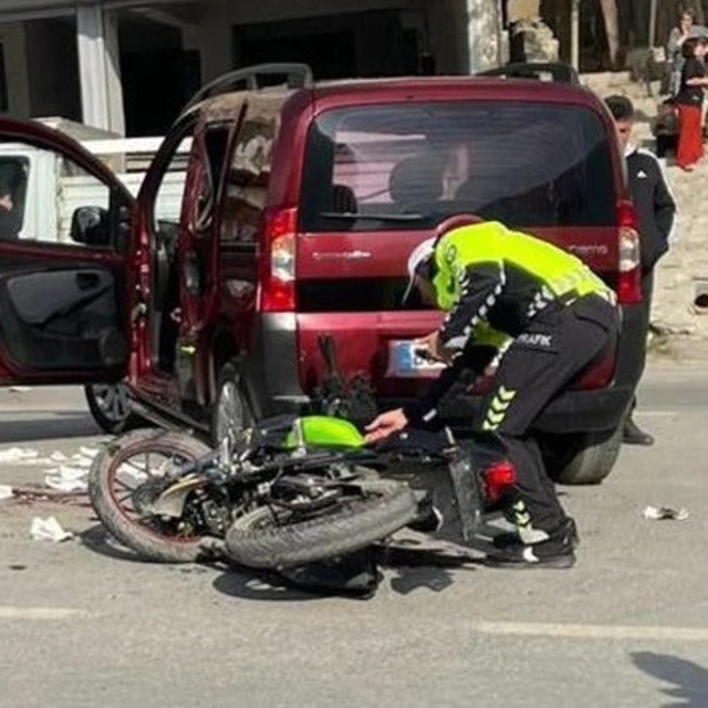 Hakkari'de motosikletle kamyonet çarpıştı: 1 yaralı