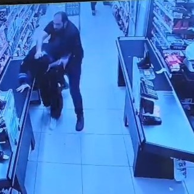 Oğlunu darbettiğini öne sürdüğü market çalışanını yumruklayıp tekmeledi