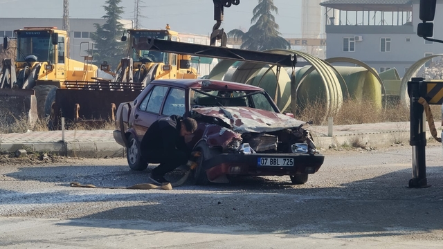 Burdur'da tırla çarpışan otomobildeki 4 kişi yaralandı