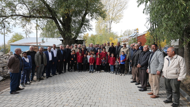 Muş Valisi Çakır, köyde muhtarların taleplerini dinledi