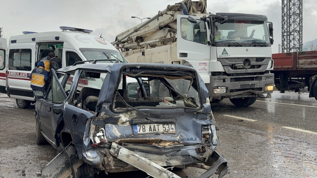 Karabük'te beton pompasıyla çarpışan otomobildeki 5 kişi yaralandı